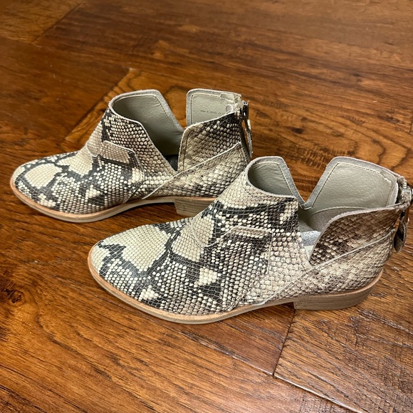 Dolce Vita snakeskin booties. Sz 8 - Picture 3 of 4